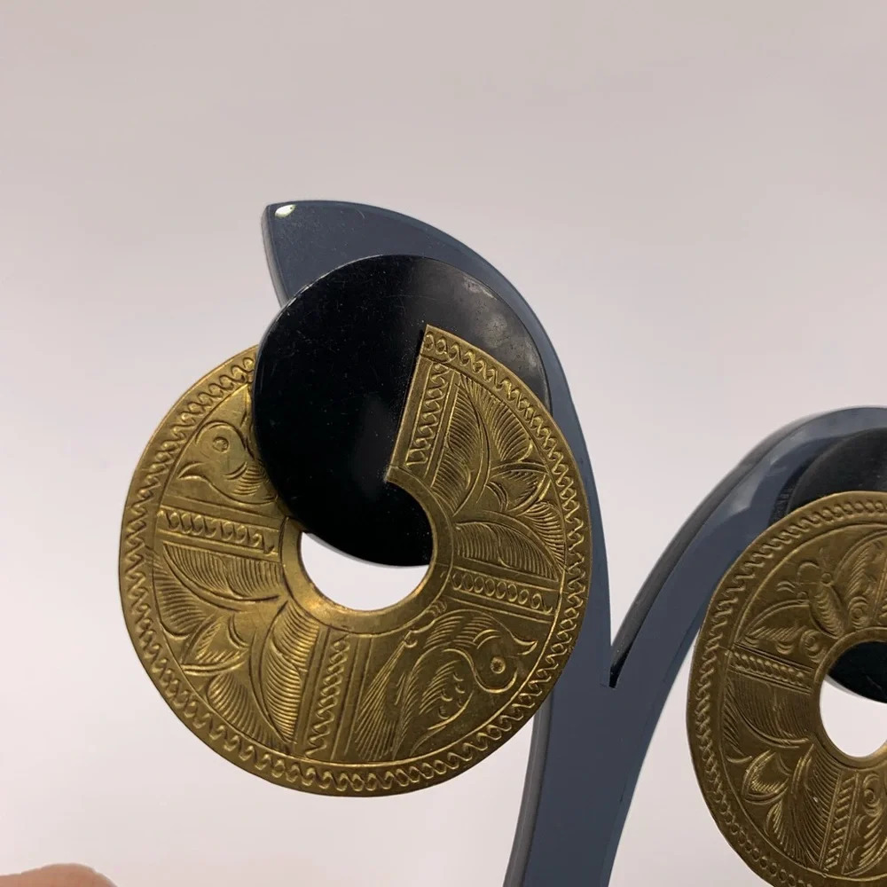 🖤#138 Vintage brass tone black accents clip on earrings - Picture 6 of 7